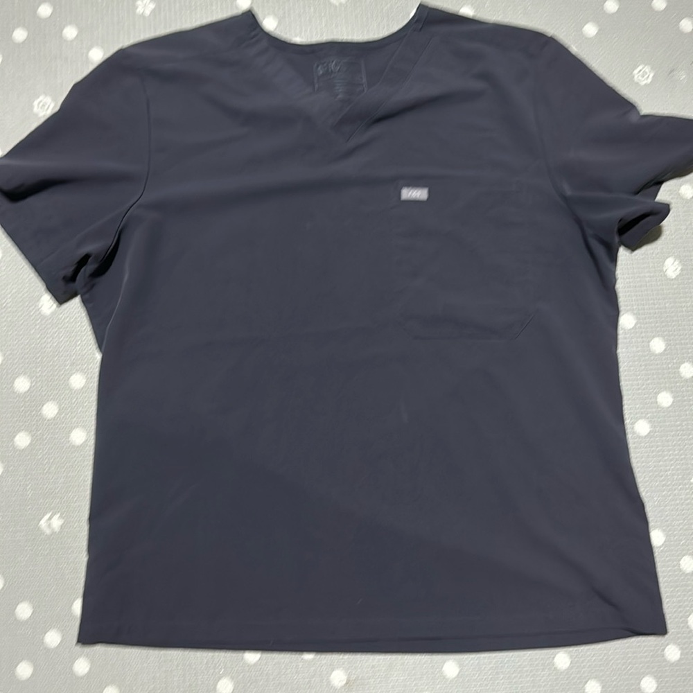 Figs men’s grey one pocket top 2xl
